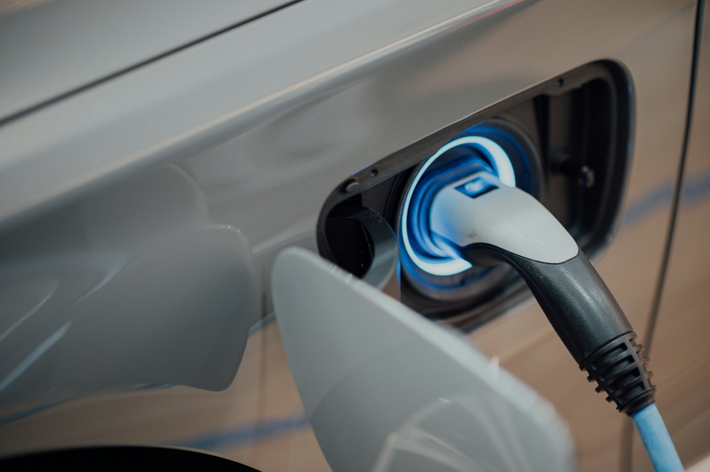 Elektrikli araca takılı şarj kablosu